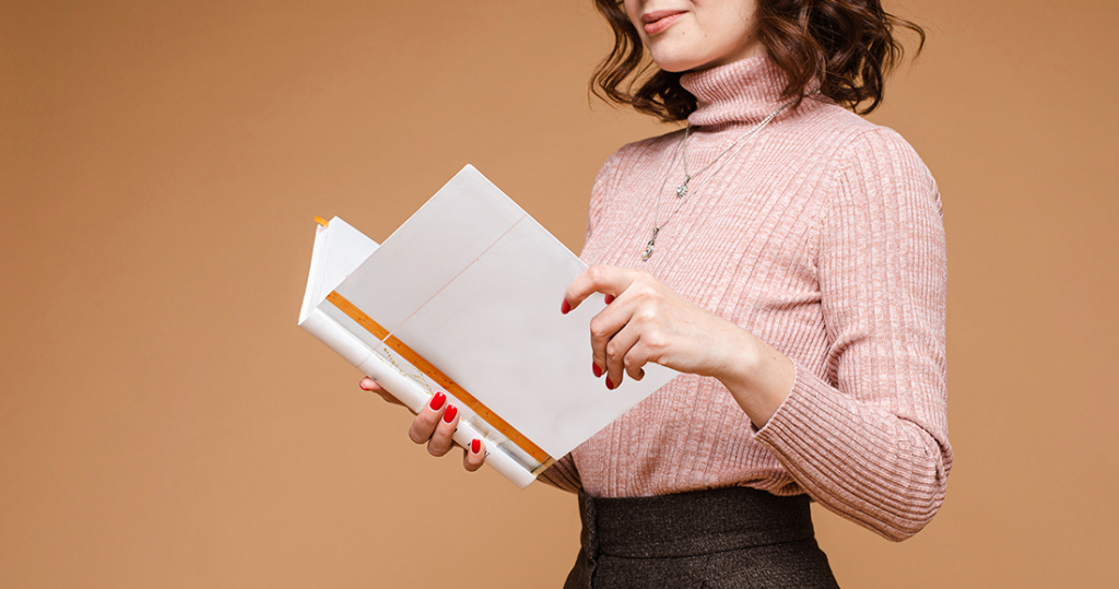 lady-smart-clothes-reading-book-reading-book-called-smart-wardrobe-stylists.jpg lady-smart-clothes-reading-book-reading-book-called-smart-wardrobe-stylists.jpg